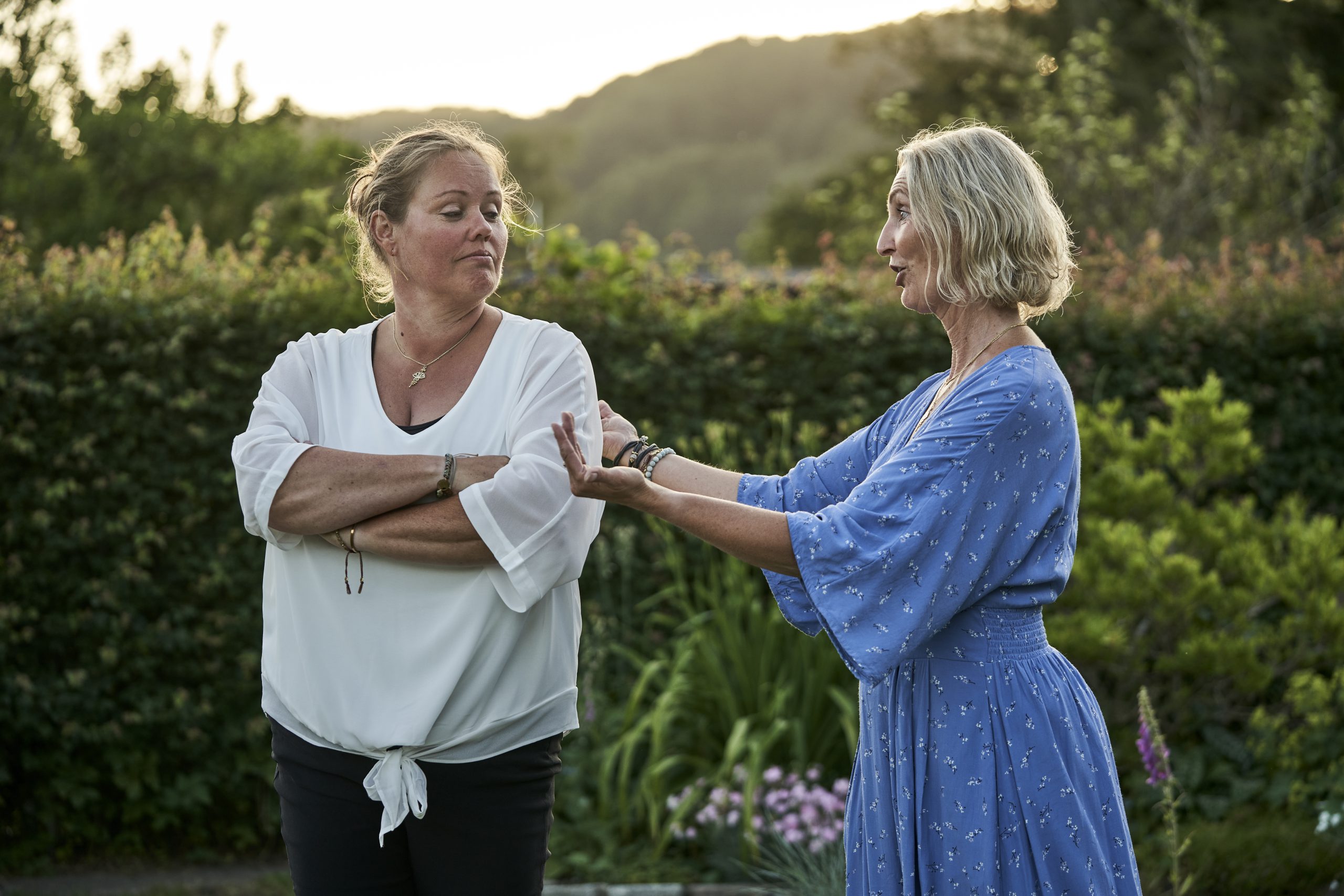 Dorthe Broeng i samtale med en kvinde i en have