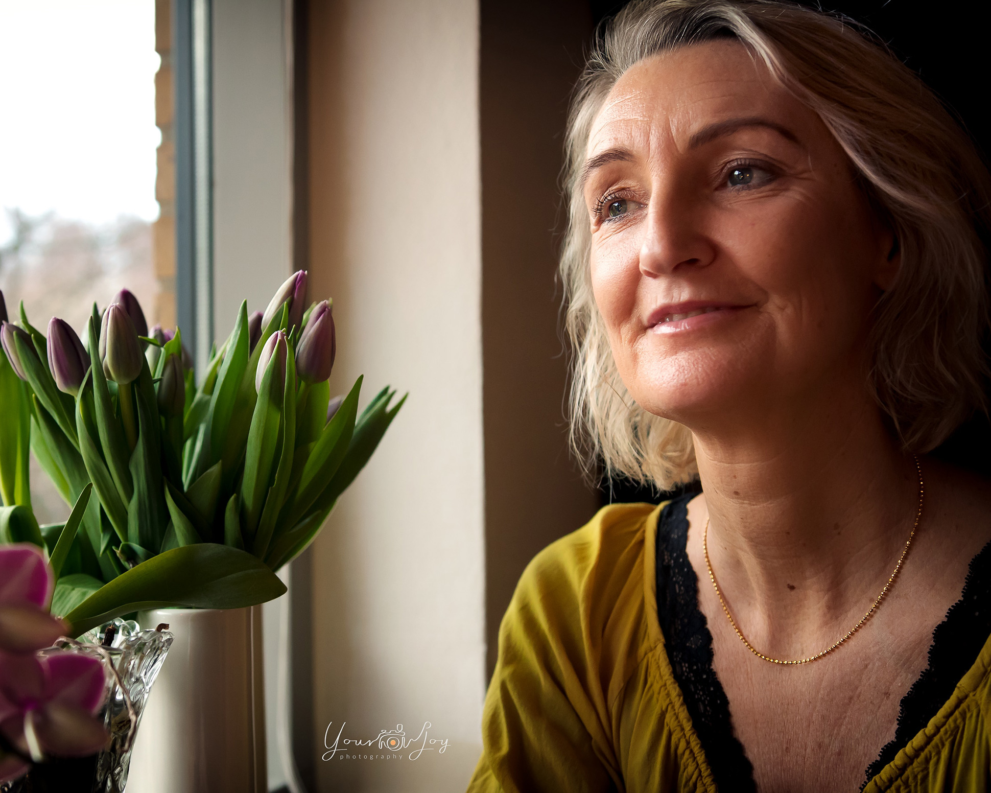 Dorthe Broeng ser eftertænksomt ud ad vinduet