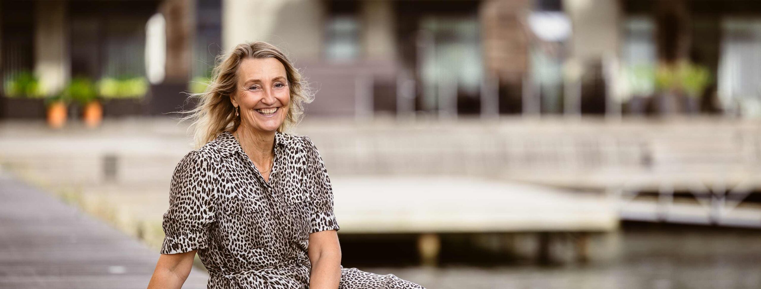 Dorthe Broeng sidder ved vandet i Vejle