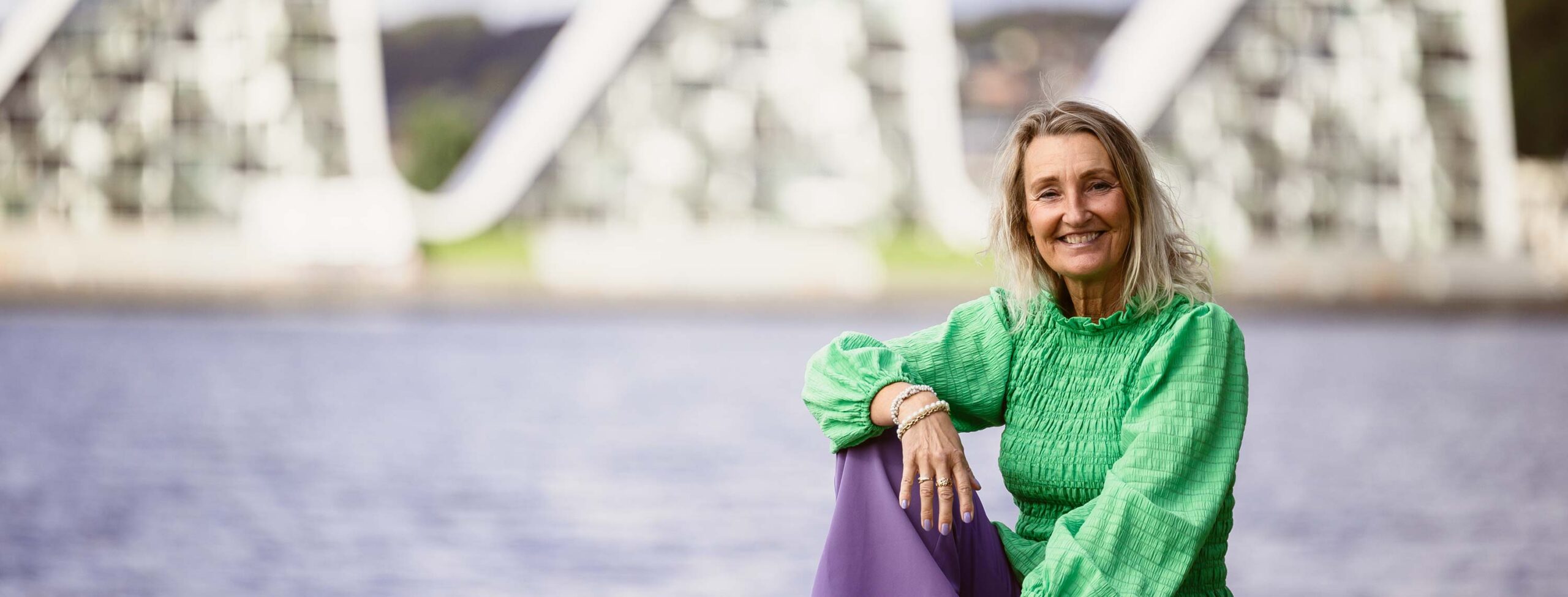Dorthe Broeng sidder ved havnen i Vejle