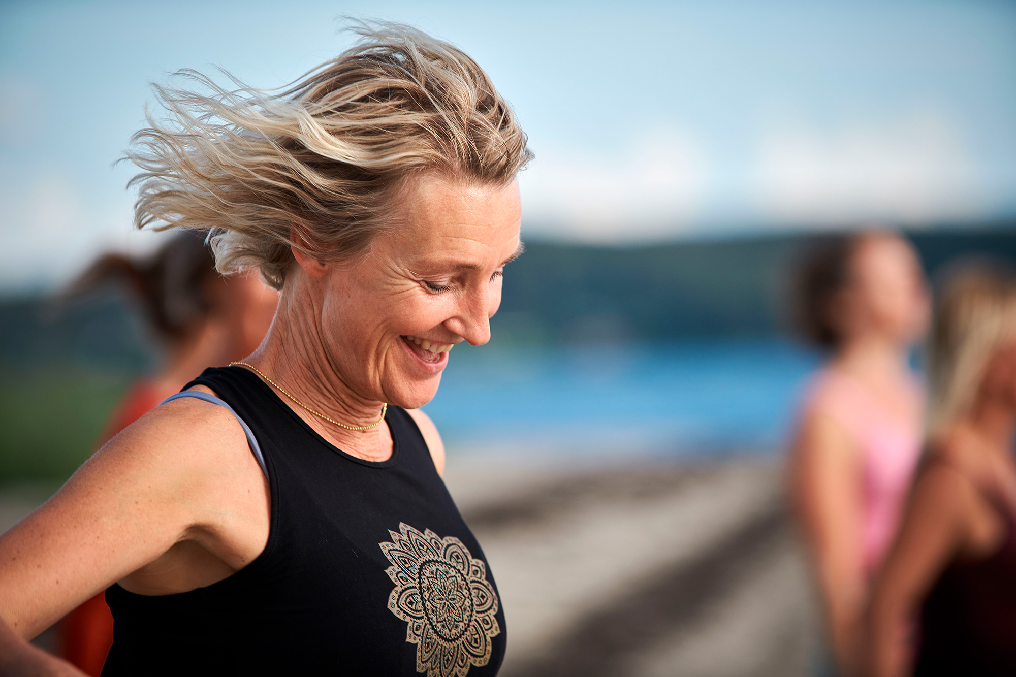 Dorthe Broeng guider shaking meditation ved vandet