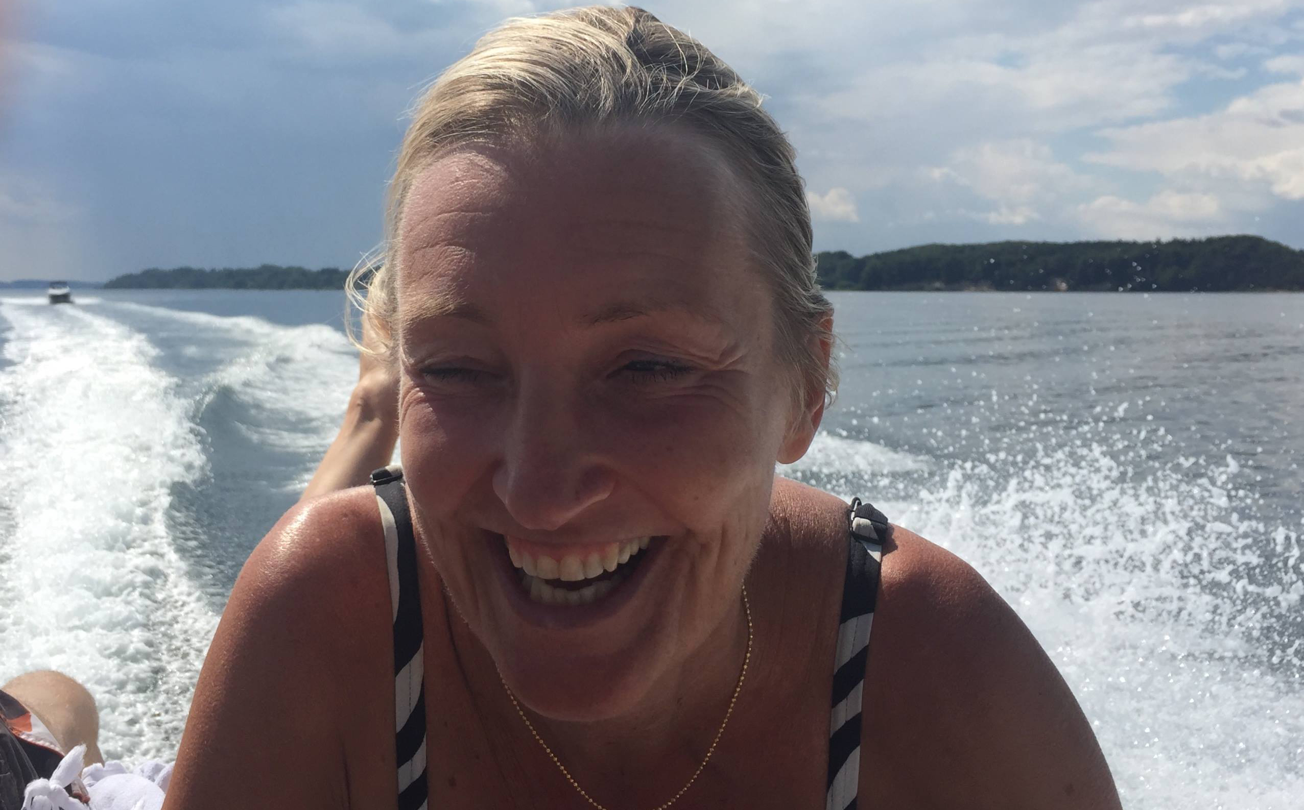 Dorthe Broeng griner i vandet